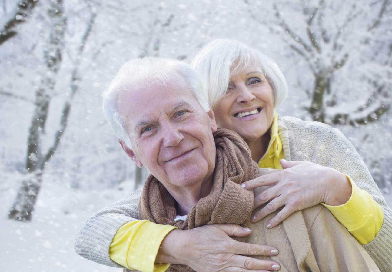 Пенсионер года. Счастливые пенсионеры зима. Пожилая пара зима. Пожилые люди зимой. Счастливые русские пенсионеры.
